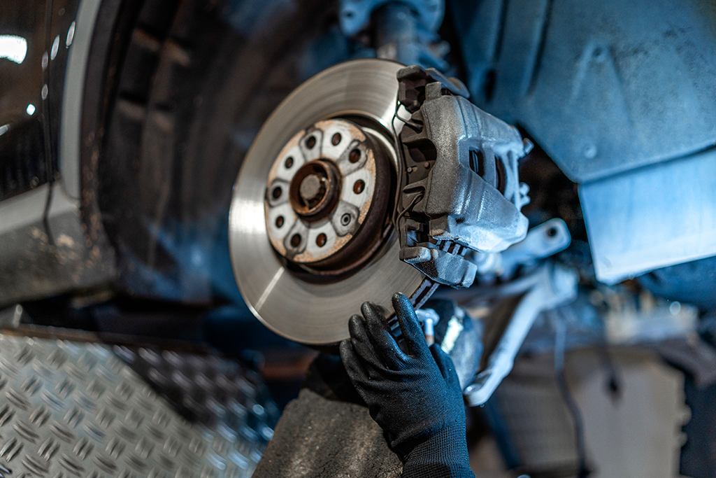 Howard Fleet and Tire Service brake repair shop is committed to providing dependable solutions tailored to your vehicle’s specific needs.